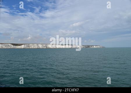 Die majestätischen weißen Klippen von Dover, von einem Schiff aus gesehen, das in der Nähe der englischen Küste segelt Stockfoto