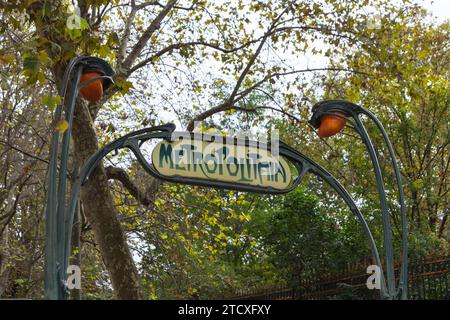 U-Bahn-Eingang an der U-Bahn-Station Monceau in Paris, Frankreich Stockfoto