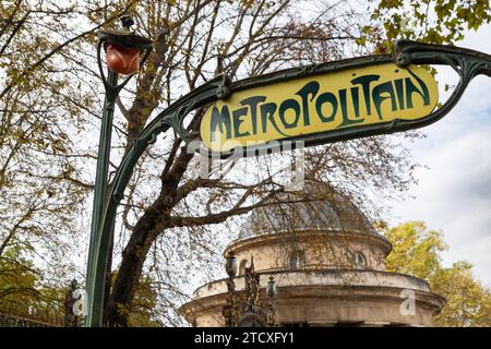 U-Bahn-Eingang an der U-Bahn-Station Monceau in Paris, Frankreich Stockfoto