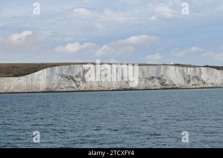 Die majestätischen weißen Klippen von Dover, von einem Schiff aus gesehen, das in der Nähe der englischen Küste segelt Stockfoto