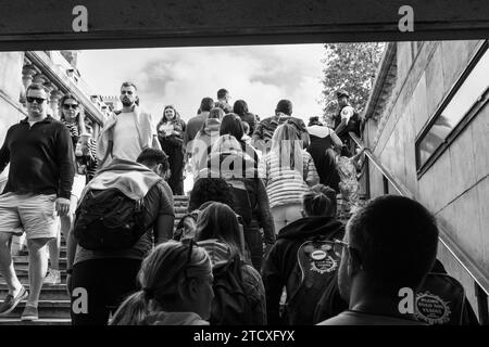Leute, die in den Arc de Triumph-Tunnel kommen, Paris, Frankreich Stockfoto