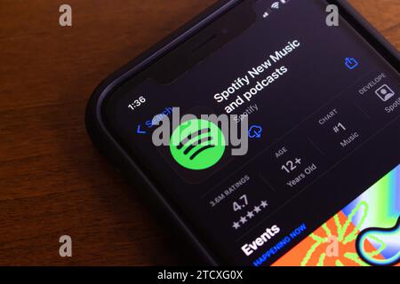 Spotify App im App Store auf dem iPhone-Bildschirm angezeigt. Spotify ist eine digitale Streaming-Plattform für Musik, Podcasts, Videos und andere Inhalte. Stockfoto