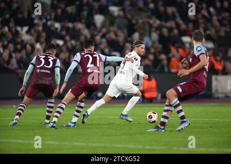 Lucas Holer vom SC Freiburg mit dem Ball als Nayef Aguerd und Emerson Palmieri von West Ham United schließen während des UEFA Europa League Spiels zwischen West Ham United und SC Freiburg am 14. Dezember 2023 im London Stadium im Queen Elizabeth Olympic Park in London. Foto von Phil Hutchinson. Nur redaktionelle Verwendung, Lizenz für kommerzielle Nutzung erforderlich. Keine Verwendung bei Wetten, Spielen oder Publikationen eines einzelnen Clubs/einer Liga/eines Spielers. Quelle: UK Sports Pics Ltd/Alamy Live News Stockfoto