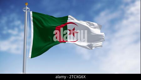 Nahaufnahme der algerischen Nationalflagge, die an einem klaren Tag winkt. Zwei vertikale Balken, grün und weiß, mit einem roten Stern und einem Halbmond in der Mitte. 3D Illustrati Stockfoto