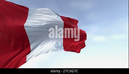 Die Nationalflagge Perus weht an einem klaren Tag im Wind. Vertikales Dreiband, bestehend aus zwei roten äußeren Bändern und einem einzelnen weißen mittleren Band. 3D-Illustrierung Stockfoto