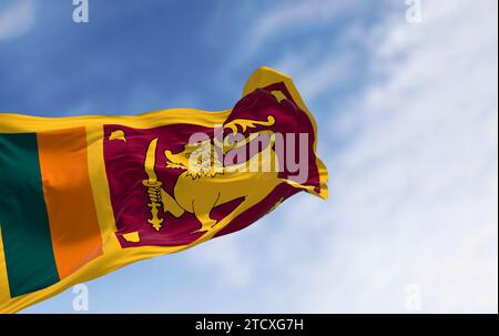 Die Nationalflagge Sri Lankas winkt an einem klaren Tag. Inselstaat in Südasien, im Indischen Ozean gelegen. 3D-Illustration Redner. Gewelltes Material Stockfoto