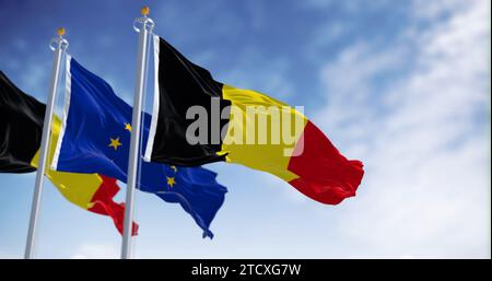 Belgische Nationalflaggen und Europäische Union-Flaggen, die im Wind winken. 3D-Darstellung. Flatterndes Gewebe. Selektiver Fokus Stockfoto