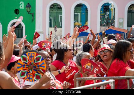 Salvador, Bahia, Brasilien - 4. Dezember 2023: Bei einer Hommage an Santa Barbara in Pelourinho, der Stadt Salvador, Bahia, werden zahlreiche Gläubige beobachtet. Stockfoto