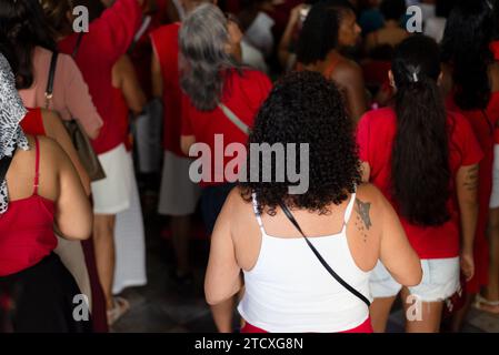 Salvador, Bahia, Brasilien - 4. Dezember 2023: Candomble und katholische Gläubige werden während der Messe zum fest der Santa Barbara in Pelourinho in Sal gesehen Stockfoto