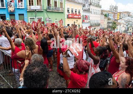 Salvador, Bahia, Brasilien - 4. Dezember 2023: Bei einer Hommage an Santa Barbara in Pelourinho, der Stadt Salvador, Bahia, werden zahlreiche Gläubige beobachtet. Stockfoto