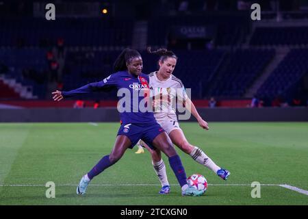 Frankreich. Januar 31, 2023. Evelyne Viens (7 Roma) und Thiniba Samoura (2 Paris) im Spiel der UEFA Women's Champions League zwischen Paris Saint Germain und AS Roma im Parc des Princes in Paris, Frankreich. (Pauline FIGUET/SPP) Credit: SPP Sport Press Photo. /Alamy Live News Stockfoto