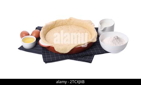 Quiche-Pfanne mit frischem Teig und Zutaten, isoliert auf weiß Stockfoto