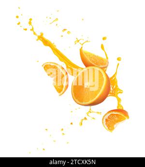 Orange mit spritzendem Saft isoliert auf weiß Stockfoto