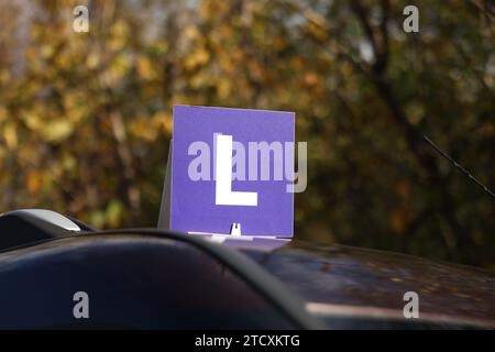 L-Schild auf dem Autodach im Freien. Fahrschule Stockfoto