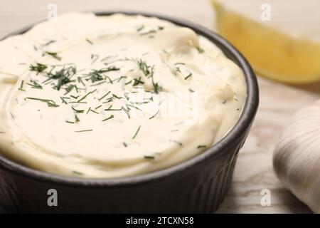 Leckere Knoblauchsoße mit Dill auf dem Tisch, Nahaufnahme Stockfoto