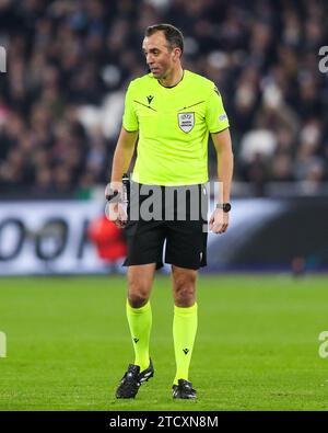 London, Großbritannien. Dezember 2023. Schiedsrichter joao Pedro da Silva Pinheiro in Aktion während des Spiels West Ham United FC gegen SC Freiburg UEFA Europa League Group A im London Stadium, London, England, Vereinigtes Königreich am 14. Dezember 2023 Credit: Every Second Media/Alamy Live News Stockfoto