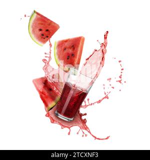 Frischer Wassermelonensaft spritzt aus Glas auf weißem Hintergrund Stockfoto