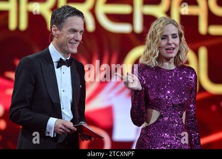 Leipzig, Deutschland. Dezember 2023. Moderatorin Sven Lorig und Moderatorin Stephanie Müller-Spirra stehen während der 29. José Carreras Gala in Leipzig auf der Bühne. Die Show aus Media City Leipzig wird live auf MDR ausgestrahlt. Internationale und nationale Stars werden sich für den Kampf gegen Leukämie und andere Blut- und Knochenmarkskrankheiten einsetzen. Quelle: Hendrik Schmidt/dpa/Alamy Live News Stockfoto