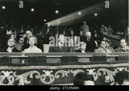 Madrid, 01.11.1976. Ihre Majestäten, die Könige Don Juan Carlos und Doña Sofía, werden in Begleitung ihres Sohnes Prinz Don Felipe Zeuge des Spiels zwischen den beiden Madrider Teams von der Ehrenkammer des Stadions Vicente Calderón. Auf dem Bild, mit ihnen, links Don Vicente Calderón, und rechts Adolfo Suárez und Juan Miguel Villar mir. Quelle: Album/Archivo ABC Stockfoto