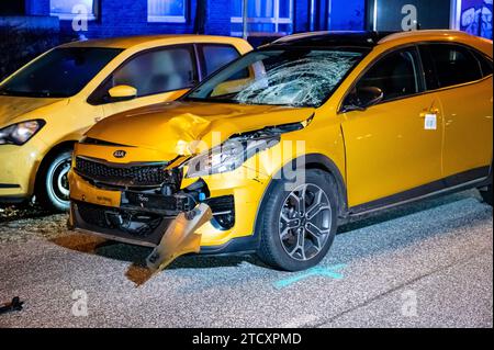 Hamburg, Deutschland. Dezember 2023. Das schwer beschädigte Auto steht am Unfallort. Ein Fußgänger wurde in Hamburg von einem Auto angefahren und schwer verletzt. Nach ersten Erkenntnissen überquerte die Frau am Donnerstagabend trotz roter Ampel eine Kreuzung im Stadtteil Eimsbüttel. Quelle: Jonas Walzberg/dpa/Alamy Live News Stockfoto