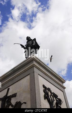 04/13/2008. Alcalá de Henares. Madrid. Statue von Miguel de Cervantes auf der Plaza de Cervantes. Foto: Von St. Bernhard. Archdc. Quelle: Album / Archivo ABC / Eduardo San Bernardo Stockfoto