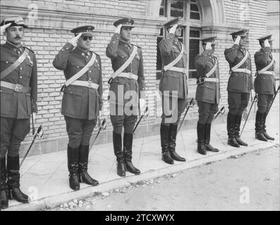 12/11/1959. Lieferung von Land-, See- und Luftschiffen an Prinz Juan Carlos de Borbón an der Allgemeinen Militärakademie von Saragossa. Im Bild gibt der Prinz den militärischen Gruß in Begleitung von Leutnants verschiedener Waffen. Quelle: Album / Archivo ABC / Teodoro Naranjo Domínguez Stockfoto