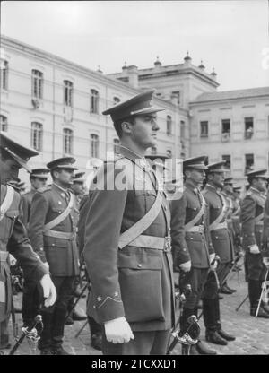 12/11/1959. Lieferung von Land-, See- und Luftschiffen an Prinz Juan Carlos de Borbón an der Allgemeinen Militärakademie von Saragossa. Auf dem Bild, der Prinz in der Ausbildung mit seinen Klassenkameraden. Quelle: Album / Archivo ABC / Teodoro Naranjo Domínguez Stockfoto