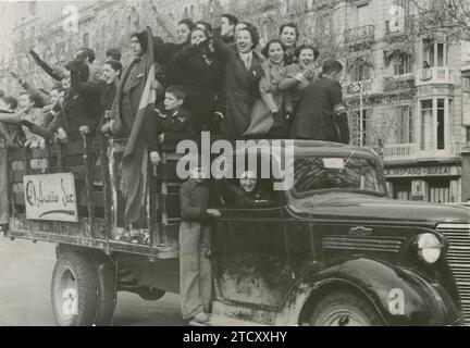 Barcelona, 26. Januar 1939. Spanischer Bürgerkrieg. In einem Sozialhilfe-Truck fährt eine jubelnde Gruppe Barcelonas entlang der Ramblas. Nach der langen Auszeit der Bombenangriffe bedeutete der Einmarsch nationaler Truppen in die katalanische Hauptstadt das Ende eines langen und blutigen Krieges, der kurz vor dem Ende stand Quelle: Album / Archivo ABC / Josep Brangulí Stockfoto