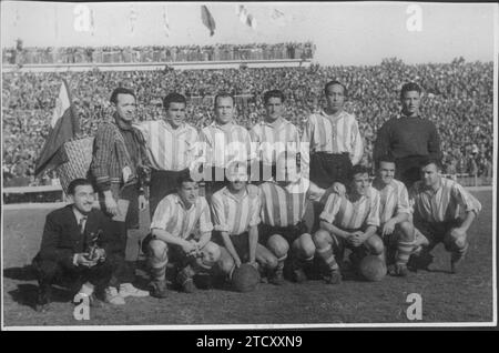 Das Team Real Racing de Santander, das am 8. April 1951 Real Madrid in Chamartín (heute Santiago Bernabeu) um eins zu Null besiegte. Von links nach rechts und stehend: Joseito, Lorín, Ruiz, Mayub und Juanito. Hocken, von links nach rechts, Herrero, Madrazo, Mathiennsen, Pin, Felipe und Echeveste. Quelle: Album / Archivo ABC / Manuel Sanz Bermejo Stockfoto