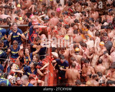 Buñol (Valencia), 26.08.2009. Zehntausende Menschen aus aller Welt versammelten sich in den Straßen von Buñol, um die traditionelle tomatina zu feiern, die seit 1945 in der valencianischen Stadt gefeiert wird. Quelle: Album / Archivo ABC / Mikel Ponce Stockfoto