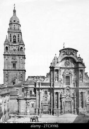 Murcia, 1870 (CA.). Kathedrale. Es gehört zu einer nummerierten Serie von J.Laurent y cia, Murcia Nr. 953. Die Kathedrale von Santa María, besser bekannt als Kathedrale von Murcia, ist der Haupttempel und Hauptsitz der Diözese Cartagena. Es befindet sich in der Altstadt von Murcia. Das auffälligste an diesem Tempel ist seine monumentale Fassade an den Füßen. Es handelt sich um ein beeindruckendes barockes Werk in Form eines Steinaltars, entworfen von Jaime Bort in den Jahren 1737 und 1754. 1465 eingeweiht, wurde es bis ins 18. Jahrhundert mehrfach erweitert, so dass es den gotischen, Renaissance- und Barockstall integriert Stockfoto
