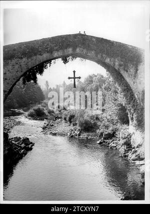 12/31/1979. Überqueren Sie die römische Brücke in der Stadt Cangas de Onis (Asturien). Quelle: Album / Archivo ABC / Manuel Sanz Bermejo Stockfoto