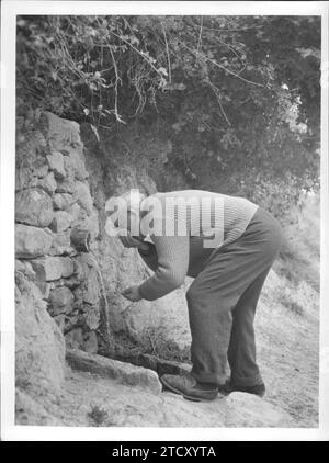 12/31/1962. Ein Mann trinkt in einem Brunnen in Puente la Reina. Quelle: Album / Archivo ABC / Álvaro García Pelayo Stockfoto