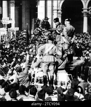 10/28/1925. Der Regierungschef Benito Mussolini hält eine Rede auf der Piazza del Duomo in Mailand während der Demonstration anlässlich des dritten Jahrestages des "Marsches auf Rom". Quelle: Album / Archivo ABC / Vidal Stockfoto