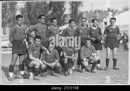 Die Mannschaft des Murcia Football Club, nachdem sie sich für den ersten Platz in der Superregionalen Fußballmeisterschaft qualifiziert hatte, in Valencia. Saison 1935-1936. Quelle: Album/Archivo ABC/Desfilis Stockfoto