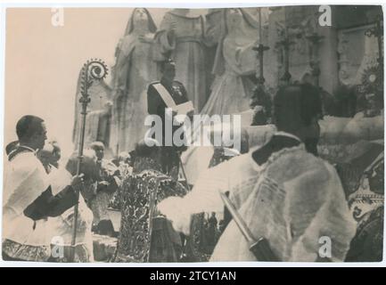 Mai 1919. Unter der Leitung von D. Antonio Maura weiht SMDon Alfonso XIII. Das Denkmal für das Heilige Herz Jesu ein, das auf dem Cerro de los Ángeles, dem geografischen Zentrum Spaniens, errichtet wurde. Dort weihte er Spanien dem Heiligen Herzen Jesu, ein Moment, der auf diesem Foto festgehalten wurde. Quelle: Album/Archivo ABC Stockfoto