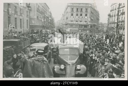 Madrid, 04.01.1939. Spanischer Bürgerkrieg. Befreiung Madrids, Hunderte von Menschen feiern den Sieg in Puerta del Sol. Quelle: Album / Archivo ABC / J. Luis Pérez de Rozas Stockfoto