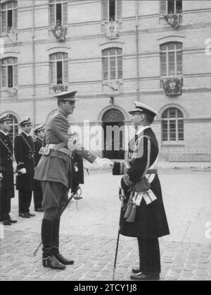 12/11/1959. Lieferung von Land-, See- und Luftschiffen an Prinz Juan Carlos de Borbón an der Allgemeinen Militärakademie von Saragossa. Im Bild erhält Don Juan Carlos das Fähnchenamt aus den Händen des Vizeadmiral-Enkels Antúnez. Quelle: Album / Archivo ABC / Teodoro Naranjo Domínguez Stockfoto