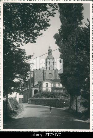 12/31/1949. Eintritt in die Stadt Usurbil, wo wir die Kirche im Hintergrund sehen können. Quelle: Album / Archivo ABC / Marín Stockfoto