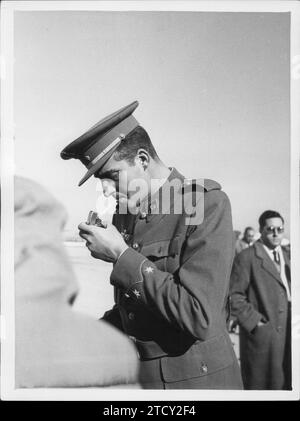 12/11/1959. Lieferung von Land-, See- und Luftschiffen an Prinz Juan Carlos de Borbón an der Allgemeinen Militärakademie von Saragossa. Im Bild zündet der Prinz eine Zigarette an. Quelle: Album / Archivo ABC / Manuel Sanz Bermejo Stockfoto