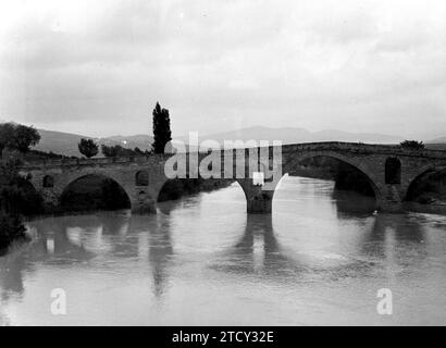 12/31/1959. Allgemeiner Blick auf die Brücke der Stadt Puente de la Reina (Navarra). Beschreibung: Album / Archivo ABC / Marques de Santa María Del Villar Stockfoto