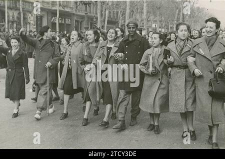 Barcelona, 26. Januar 1939. Spanischer Bürgerkrieg. Die nationalen Truppen zogen zusammen mit den Siegersoldaten in Barcelona ein, eine fröhliche Menge ging durch die Straßen der Stadt, um das Ende des Kampfes zu feiern. Quelle: Album / Archivo ABC / Josep Brangulí Stockfoto