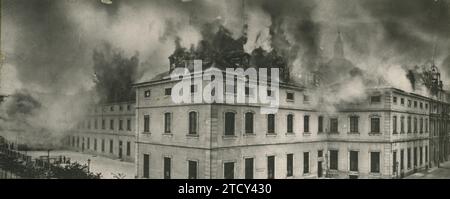 Madrid, 05.04.1915. Das Gebäude geriet in Flammen. Blick auf den Las Sales Palace Komplex in den Momenten der größten Intensität des Feuers. Quelle: Album / Archivo ABC / José Zegri Stockfoto