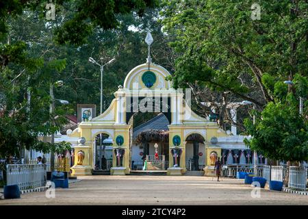 Die Eingangstore zum Ruhunu Maha Kataragama Devalaya (Kataragama-Tempel) mit Blick auf die Hauptstraße von Kataragama in Sri Lanka. Stockfoto