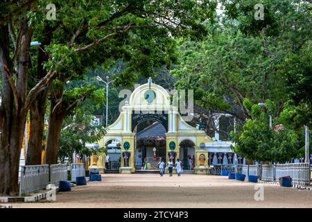 Die Eingangstore zum Ruhunu Maha Kataragama Devalaya (Kataragama-Tempel) mit Blick auf die Hauptstraße von Kataragama in Sri Lanka. Stockfoto