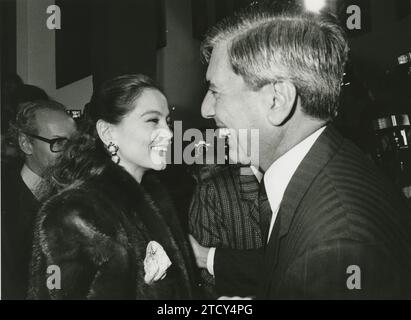 Madrid, 11.03.1987. Mario Vargas Llosa begrüßt Isabel Preysler. Im Hintergrund Miguel Boyer. Quelle: Album / Archivo ABC / José Sánchez Martínez Stockfoto