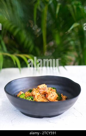 Gebratener Fisch mit Brokkoli und Chili im thailändischen Stil Stockfoto