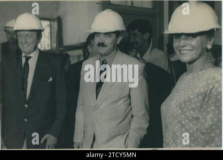 Barcelona, 09.07.1989. Besuch des Königlichen Klosters Santa María de Pedralbes von Baron Thyssen und Carmen Cervera, begleitet von Pascual Maragall. Quelle: Album / Archivo ABC / Luis Moreno Stockfoto