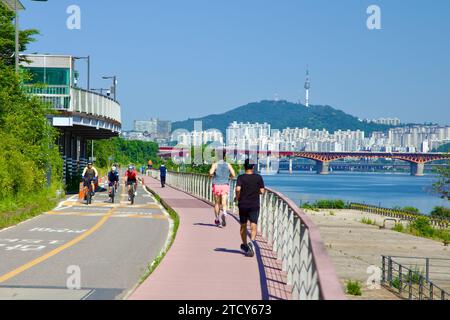 Seoul, Südkorea - 2. Juni 2023: Entlang der Strecke Jamwon, eingebettet zwischen Olympic Boulevard und Fluss, genießen Jogger und Radfahrer die Wege Stockfoto