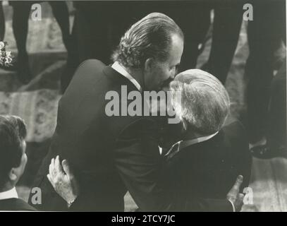 Alcalá de Henares (Madrid), 26.04.1990. Verleihung des Cervantes-Preises an den paraguayischen Schriftsteller Augusto Roa Bastos. Im Bild umarmt HM der König Roa Bastos. Foto: Jaime Pato. ARCHDC. Quelle: Album / Archivo ABC / Jaime Pato Stockfoto